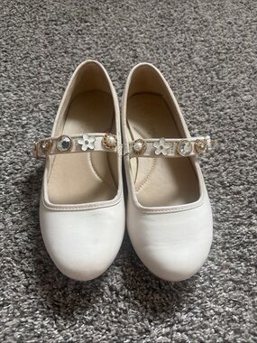 Girls Off-White Dress Shoes with Jewel Strap